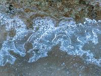Muster an der Eisschichtkante im Lochgrabenbach